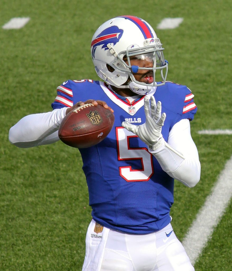 Tyrod Taylor throwing