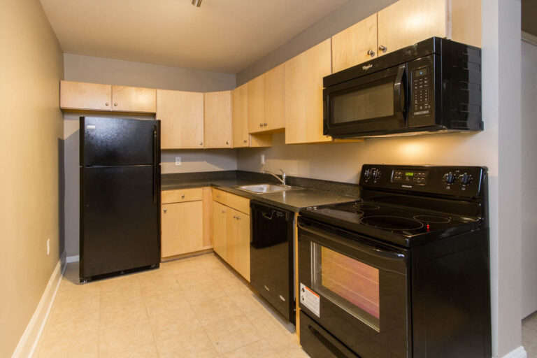 27 Jewett Lower - Kitchen