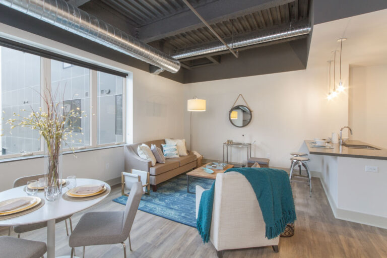 905 Elmwood Living Room