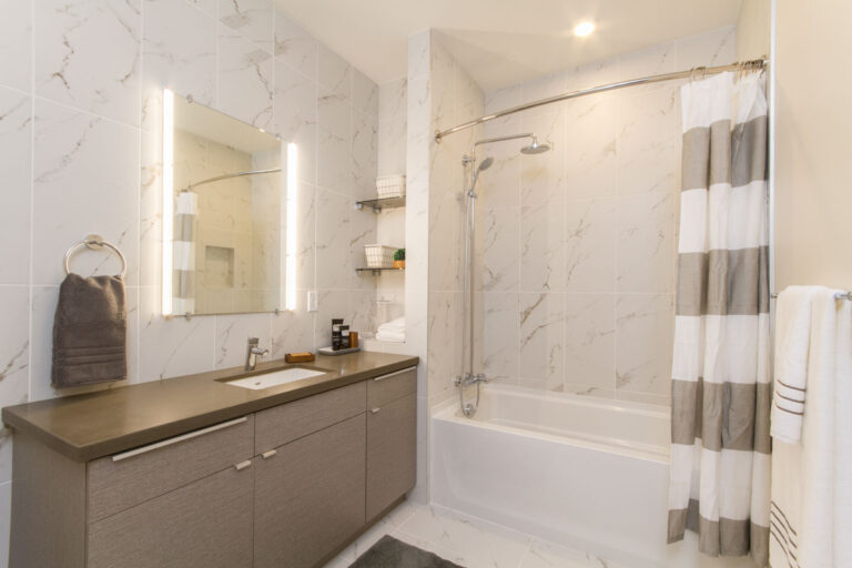 905 Elmwood Bathroom