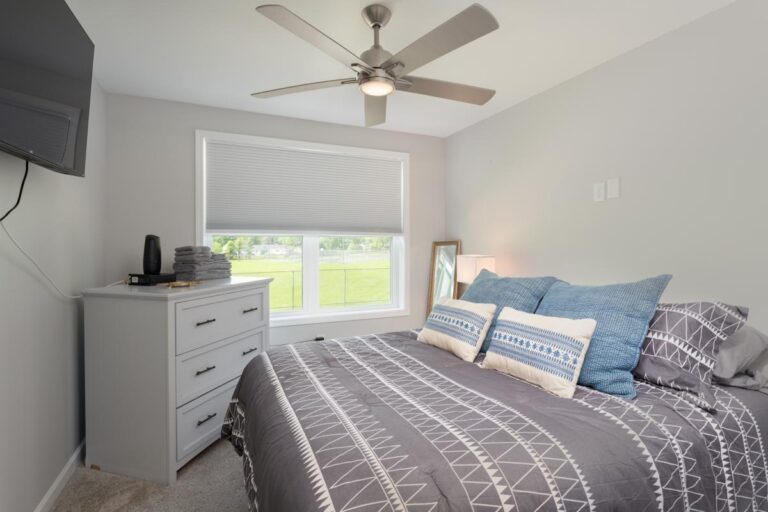 Lakeside Vibe - Bedroom Lakeside Vibe - Bedroom