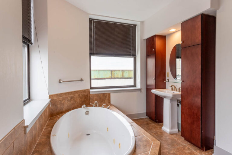 Skyview Square - Bathroom Skyview Square - Bathroom