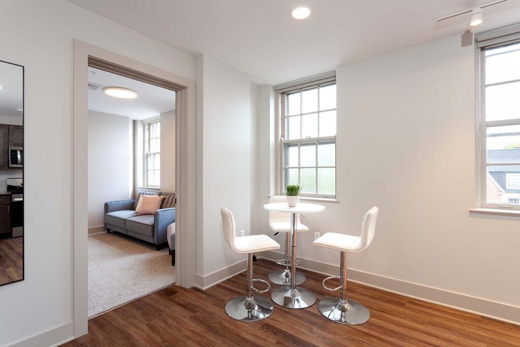 936 Delaware Apt 302